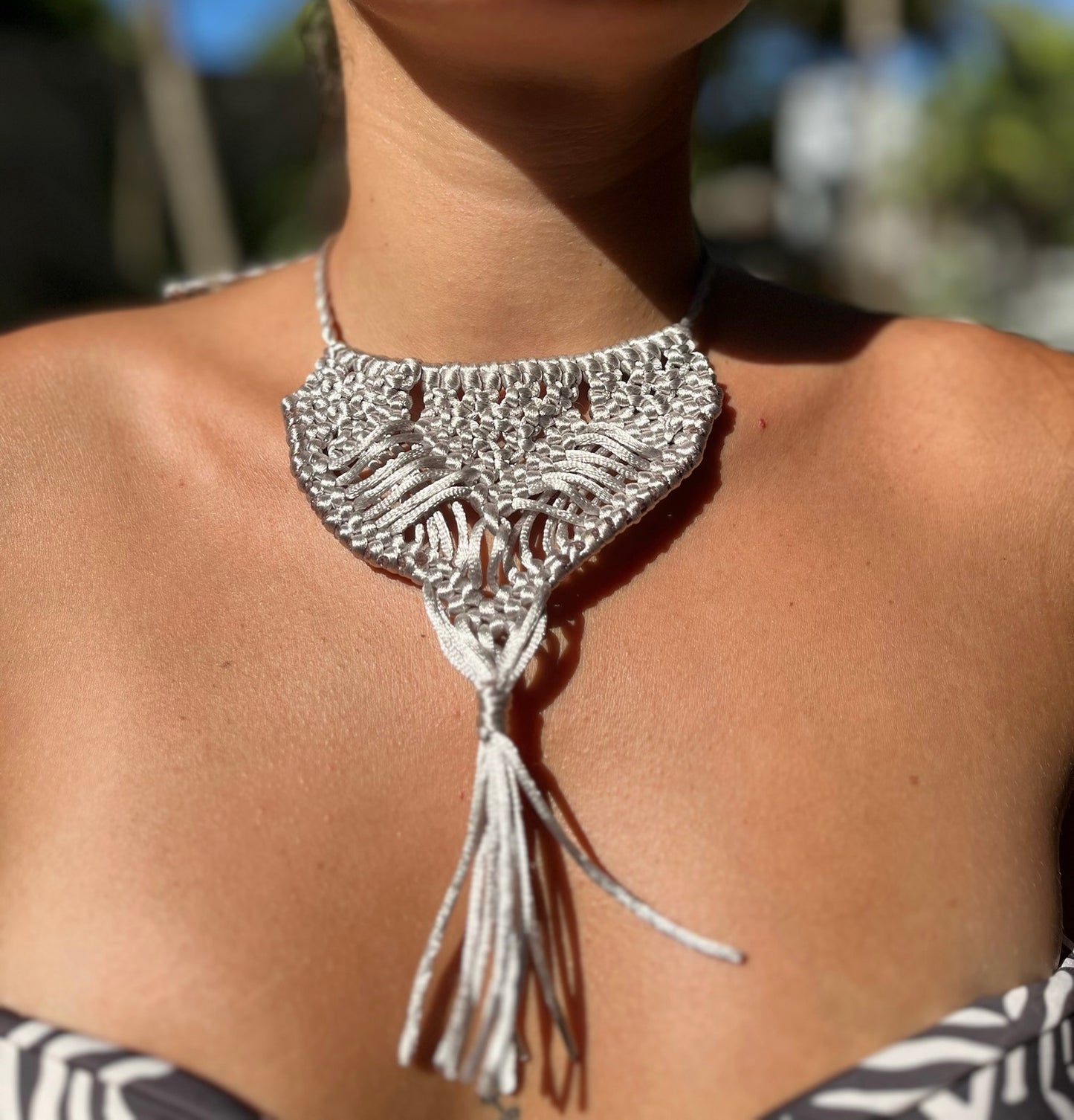 COLLAR GRIS FLECOS